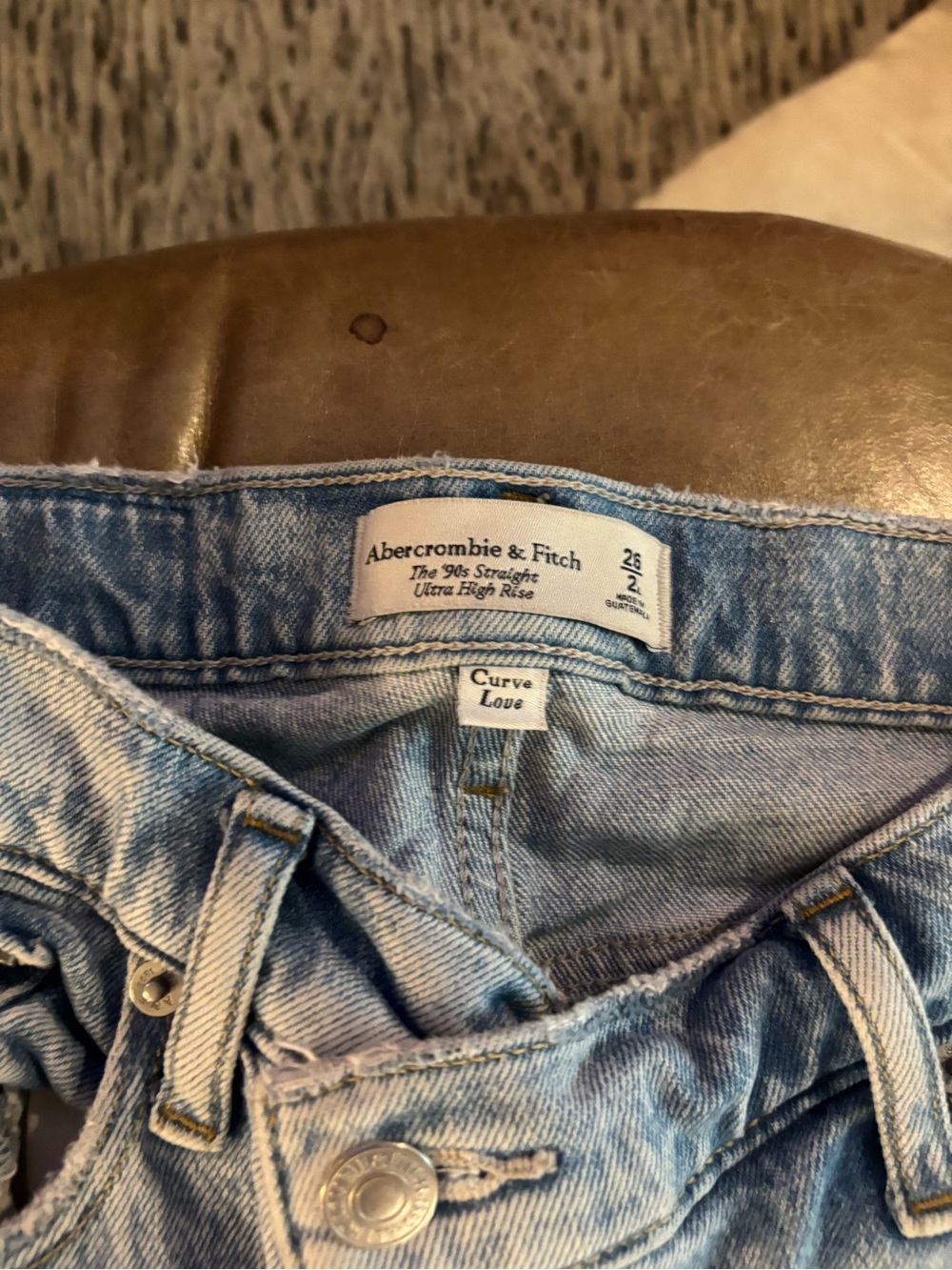 Abercrombie & Fitch Light Wash crossover waste jeans - Picture 2 of 3
